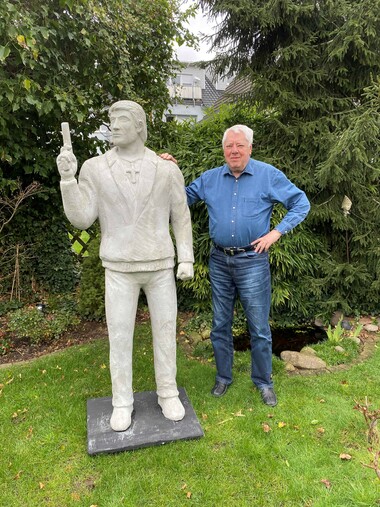 Die John Sinclair-Figur an ihrem neuen Ehrenplatz: In Jason Darks Garten!