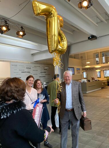 Aufbruch mit Ballons und  Glückwunsch-Truhe