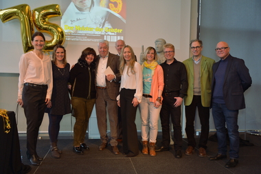 Abschlussfoto (v. li. nach re.): Annette Kunze (Leitung Lübbe Audio), Verena Märzke (Brand Managerin John Sinclair), Roswitha & Helmut Rellergerd, Carel Halff (Vorstandsvorsitzender), Birgit Lübbe (Verlegerin), Britta Künkel (Lektorin Romanhefte), Oliver Leimann (Leitung Romanhefte), Peter Molden (Agent von Helmut Rellergerd), Mike Litt (Moderator)